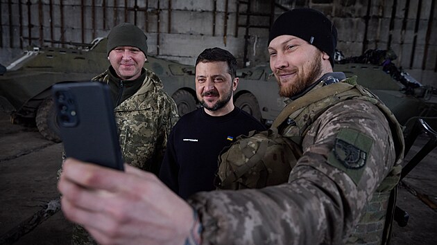 Ukrajinský prezident Volodymyr Zelenskyj navštívil vojáky na pøední linii poblíž Bachmutu. (22. bøezna 2023)