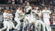 Šóhei Ohtani (uprostøed) slaví s japonskými spoluhráèi triumf v World Baseball...
