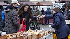 Farmáøské trhy v Plzni jsou mezi lidmi velice oblíbené. Nìkteøí farmáøi ale letos zøejmì nepøijedou. 