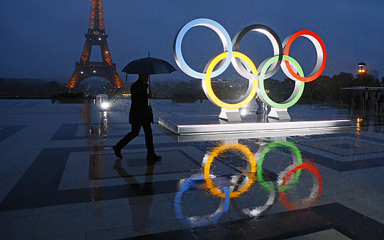 Olympijské kruhy kousek od paøížské Eiffelovky