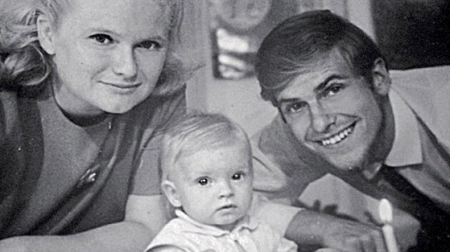 Kalendáø ukazuje datum 21. srpna 1969 – je první výroèí sovìtské okupace a Michaela Kudláèková (tehdy se ještì jmenovala Michaela Stiborová po svém biologickém otci) slaví první narozeniny.