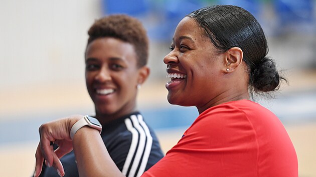 Americké basketbalistky Kia Vaughnová (vpravo) a Danielle Robinsonové si v Dìèínì povídají s èeskými reprezentantkami do 16 let.