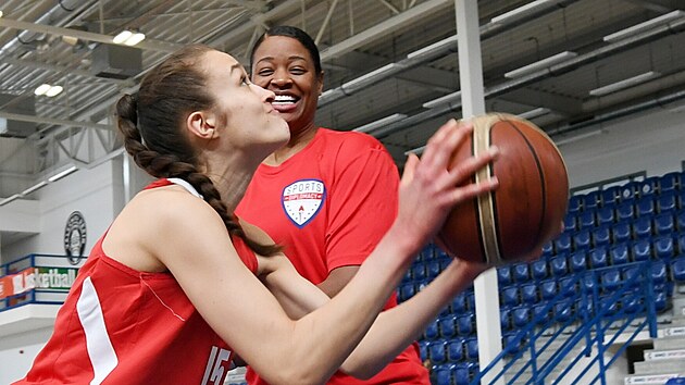 Kia Vaughnová si v Dìèínì zatrénovala s èeskými basketbalistkami do 16 let.