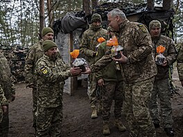 Tradièní ukrajinský velikonoèní koláè rozdával vojákùm v Kyjevské oblasti...