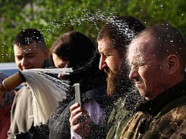 Pokropit vojáky svìcenou vodou se vydal i knìz ve Slovjansku. (15. dubna 2023)