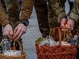 Pøi oslavách Velikonoc Ukrajinci èasto nechávají velikonoèní košíky s jídlem...