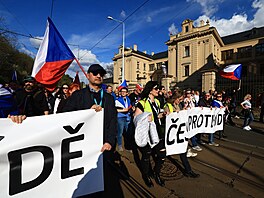 Protestní pochod úèastníkù demonstrace „Èesko proti bídì“ z Václavského námìstí...