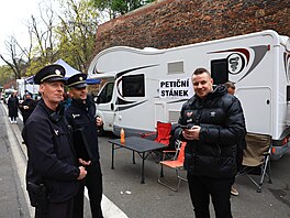 Situaci pøed Strakovou akademií hlídali policisté. (17. dubna 2023)