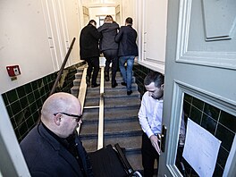 Bývalý prezident Miloš Zeman na schodech pøed svou novì otevøenou kanceláøí v...