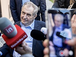 Bývalý prezident Miloš Zeman pøijíždí do své novì otevøené kanceláøe v...