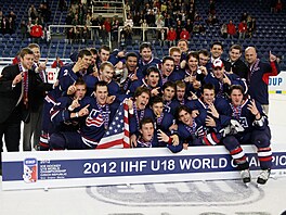 Ze zlatých medailí se v Èesku pøi MS hokejistù do 18 let 2012 radovali...