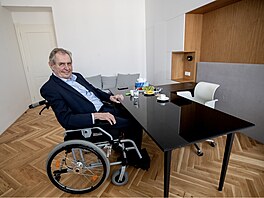 Bývalý prezident Miloš Zeman si otevøel novou kanceláø v Dejvicích. (19. dubna...