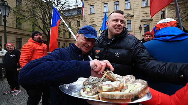 Protivládní demonstranti nocovali pøed sídlem vlády ve Strakovì akademii v Praze. Na místì byl i svolavatel akce Jindøich Rajchl. Pøítomní snídali tlaèenku s chlebem. (17. dubna 2023)