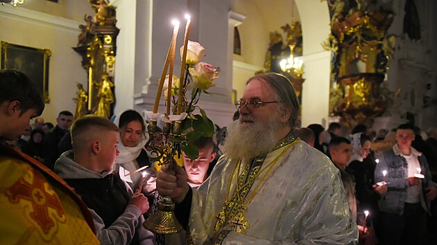 Ukrajinské pravoslavné Velikonoce v jihlavském kostele Ignác. Katolická církev pùjèila kostel, aby ukrajinští vìøící mohli oslavit svátky. (15. dubna 2023)