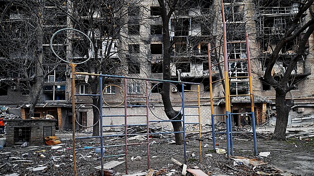 Vìtšina budov  v Rusy okupovaném Mariupolu je silnì ponièená. (3. dubna 2023)