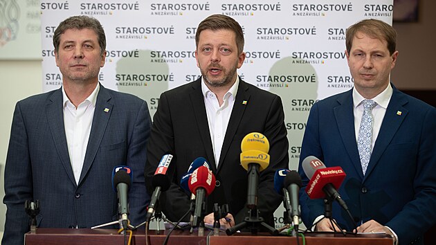 Ministr vnitra a pøedseda STAN Vít Rakušan na tiskové konferenci ve Snìmovnì, spolu s ním jsou  poslanci Jan Lacina a Ondøej Lochman.
