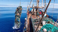 Lidé z institutu Ocean Voyages odstraòují z Tichého oceánu rybáøské sítì a...