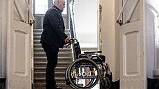 Bývalý prezident Miloš Zeman dorazil do své novì otevøené kanceláøe v pražských...