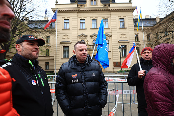 Protivládní demonstranti nocovali pøed sídlem vlády ve Strakovì akademii v...