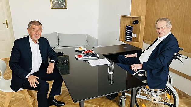 Miloš Zeman pøivítal Andreje Babiše ve své kanceláøi. (26. dubna 2023)