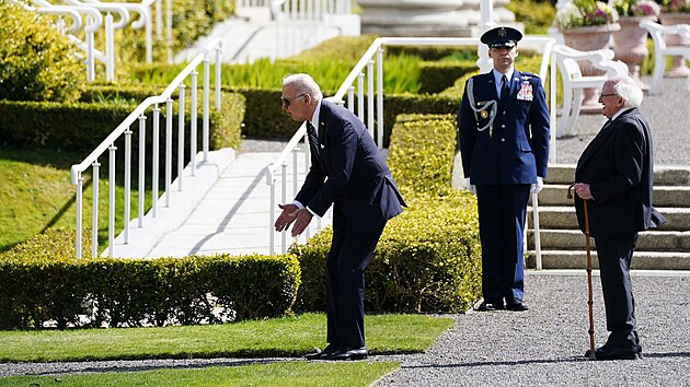 Americký prezident Joe Biden láká psa svého irského protìjšku Michaele Higginse. (13. dubna 2023)