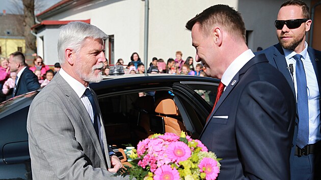 Prezident Petr Pavel dorazil do Nového Mìsta pod Smrkem. Pøivítal ho hejtman Libereckého kraje Martin Pùta. (26. dubna 2023)