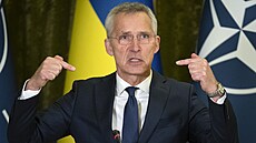 Generální tajemník NATO Jens Stoltenberg pøi návštìvì ukrajinského prezidenta...