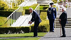 Americký prezident Joe Biden láká psa svého irského protìjšku Michaele...