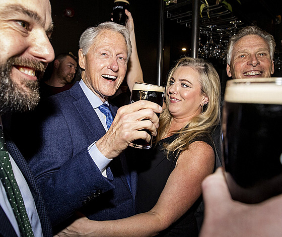 Bill Clinton a Rachael Eastwoodová, manželka opodál stojícího lídra severoirské...