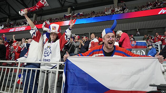 Èeští fanoušci podporují národní tým v zápase proti Slovensku.