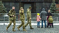 Èlenové krajnì pravicové ruské polovojenské jednotky Rusiè se procházejí na...