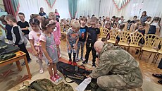Ruské dìti se v mateøské školce uèí o zbraních. (17. øíjna 2022)