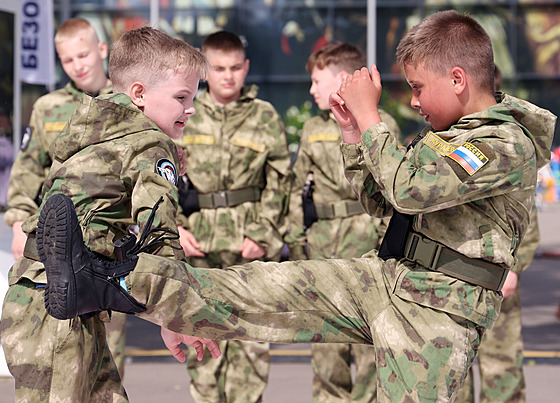 Chlapci ve vojenských uniformách bojují na festivalu pro dìti a mládež v...