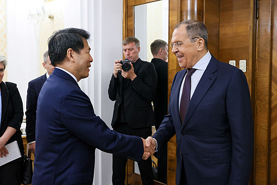 Èínský emisar Li Chuej jednal v Moskvì s ruským ministrem zahranièí Sergejem...