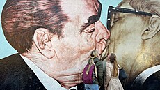 Graffiti polibku Brežnìva a Honeckera na berlínské zdi se stalo populárním...
