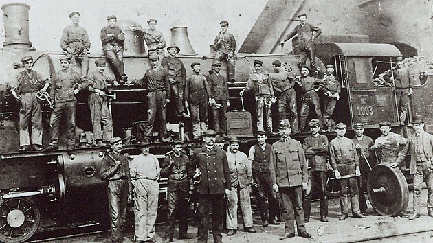 Lokomotiva 1003 (u ÈSD 365.103) ve výtopnì Pøerov v roce 1908. Za komínem dílvedoucí Karel Herzig