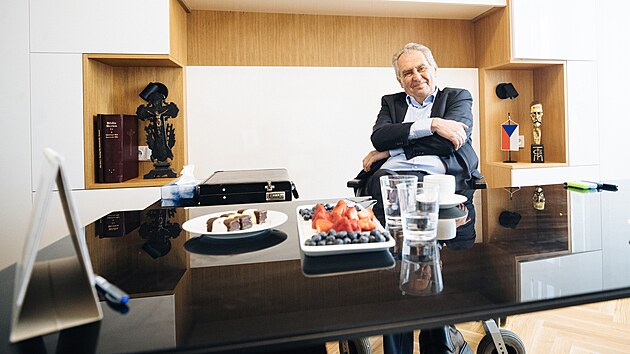 Bývalý prezident Miloš Zeman ve své kanceláøi v Dejvicích. (7. èervna 2023)