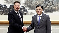 Šéf automobilky Tesla Elon Musk a èínský ministr zahranièí Èchin Kang (30....