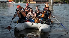 Záchranáøi evakuují obyvatele ze zaplavené oblasti po protržení pøehrady Nová...