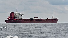 Tanker Nobel ve vodách poblíž Ceuty pøeváží ropu z Ruska, aby se produkt dostal...