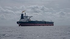 Tanker Anshun ve vodách poblíž Ceuty pøeváží ropu z Ruska, aby se produkt...