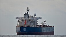 V Panamì registrovaný tanker Crius ve vodách poblíž Ceuty pøeváží ropu z Ruska,...