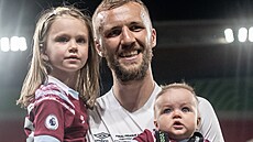 Tomáš Souèek z West Hamu po triumfu v Konferenèní lize v Edenu pózuje se svými...