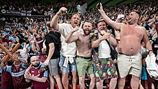 Fanoušci West Hamu bìhem finále Konferenèní ligy na stadionu v Edenu.