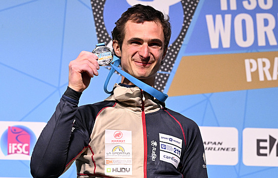 Adam Ondra se støíbrnou medailí ze Svìtového poháru v Praze.