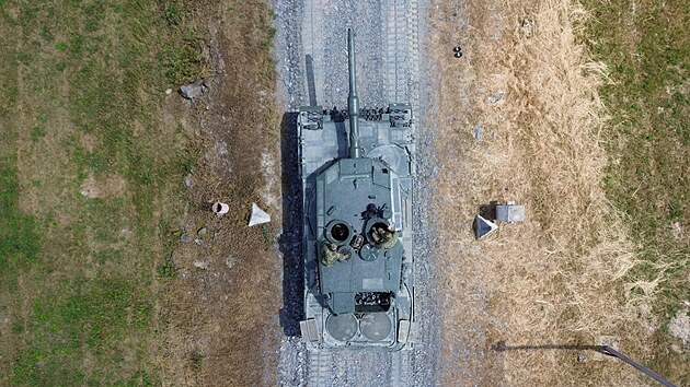 Tank Leopard 2A4, který Èesko dostalo darem od Nìmecka. Celkem jich armáda získá ètrnáct, dalších padesát by chtìla zakoupit v nejmodernìjších verzích 2A8.