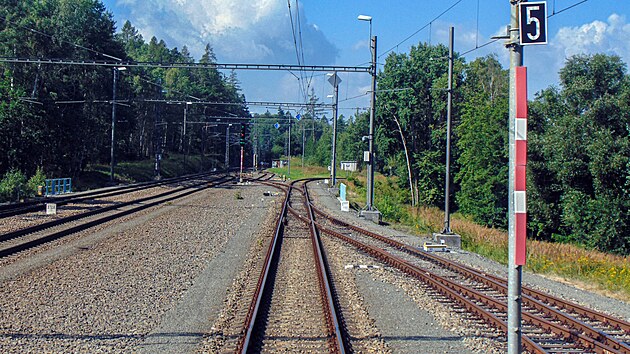 Na chebském zhlaví stanice Pòovany se Bezdružická lokálka odpojuje od hlavní tratì.