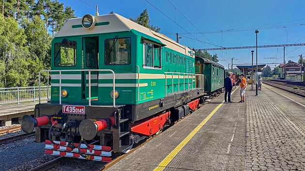 Hektor T435.0145 v èele nostalgického vlaku ÈD Nostalgie z Pòovan do Bezdružic
