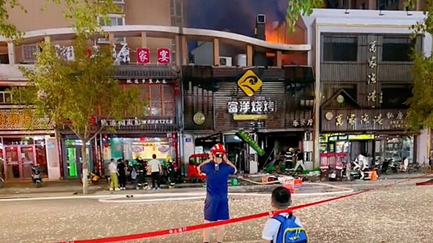 Hoøící budova po výbuchu plynu v restauraci s grilováním ve mìstì Jin-èchüan v èínské provincii Ning-sia. (22. èervna 2023)