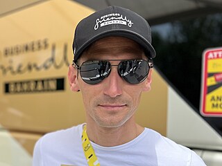 Roman Kreuziger pøed autobusem týmu Bahrain Victorious